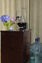 Бутыль с водой на кухне фото