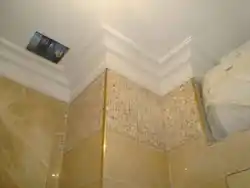 Плинтус на потолке в ванне фото