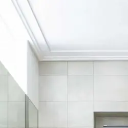 Плинтус на потолке в ванне фото