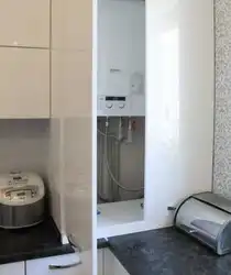 Фото кухни с газовым котлом на стене и трубами