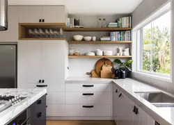 Дизайн кухни с открытыми полками и шкафами