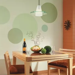 Покрасить стены на кухне вместо обоев фото