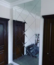 Зеркальное панно в интерьере прихожей
