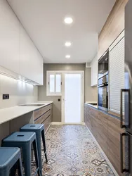 Дизайн узкой кухни с окном в конце и дверью