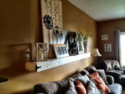 Полки над диваном в гостиной фото