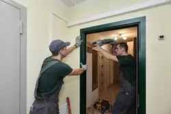 Как поставить дверь в квартире фото