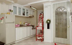 Белая кухня бежевый холодильник фото