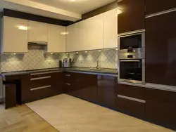 Дизайн двухцветных угловых кухонь