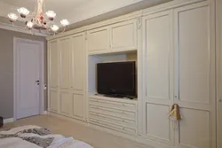 Дизайн стены в гостиной с встроенными шкафами