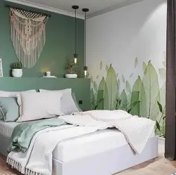 Фото дизайн спальни с зелеными обоями