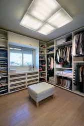 Фото гардеробных комнат в доме с окном