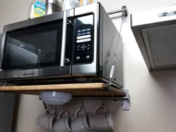 Микроволновка на кронштейнах на кухне фото