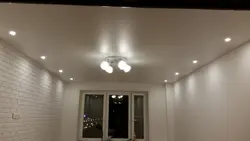 Натяжные потолки без люстры для зала фото в квартире
