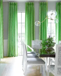 Зеленые портьеры в интерьере гостиной