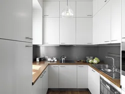 Белая кухня с серой столешницей и фартуком в интерьере фото