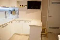 Интерьер кухни с вентиляционным коробом фото