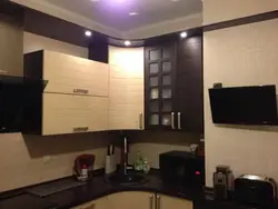 Интерьер кухни с вентиляционным коробом фото
