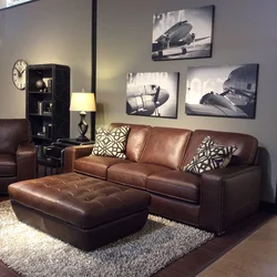 Интерьер гостиной с коричневым угловым диваном