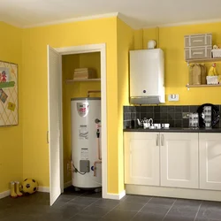 Интерьер маленькой кухни с напольным котлом