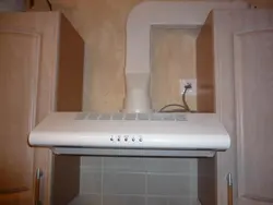 Фото установки вытяжки на кухне