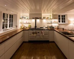 Интерьер кухни с низким потолком