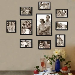 Семейные фото на стене гостиной