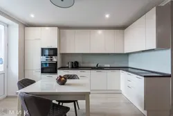 Дизайн кухни с высокими шкафами
