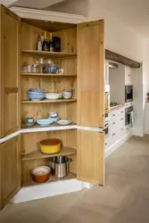 Дизайн кухни с угловым шкафом кладовкой