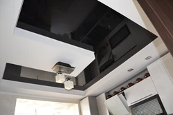 Черный натяжной потолок глянцевый на кухне фото