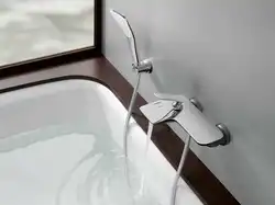 Смеситель для ванны с душем в интерьере