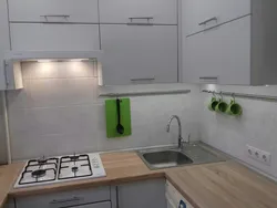 Кухня 6 кв м с газовой колонкой и холодильником фото