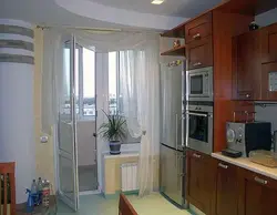 Дизайн интерьера кухни с балконной дверью