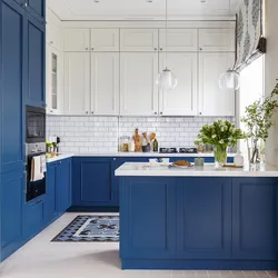 Дизайн кухни в бело синих тонах
