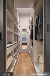 Дизайн узкой гардеробной комнаты фото