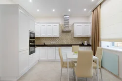 Белая кухня в светлом интерьере фото