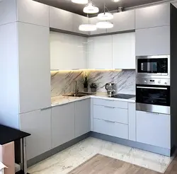 Дизайн кухни белый верх серый низ