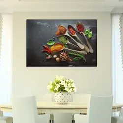 Дизайн кухни с картинами на стене