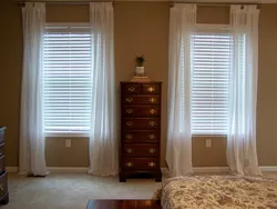 Как оформить окно спальни шторами фото