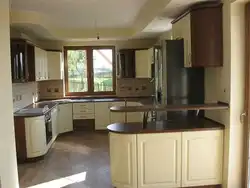 Фото кухни в доме с окном и с барной стойкой