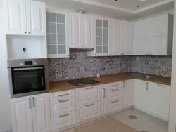 Фото белой кухни с деревянными стенами