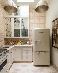 Дизайн небольшой кухни с холодильником