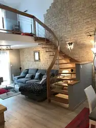 Дизайн гостиная с лестницей на второй этаж фото