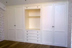 Встроенный шкаф с распашными дверями в спальню фото