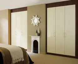 Встроенный шкаф с распашными дверями в спальню фото