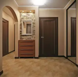 Дизайн прихожей с двумя дверьми фото