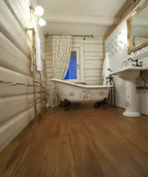 Интерьер ванной комнаты в деревянном доме из бревна