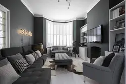 Светло серая мебель в интерьере гостиной