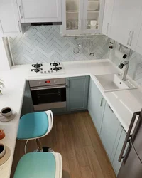Обстановка маленькой кухни с холодильником фото