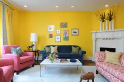Дизайн гостиной с желтыми обоями