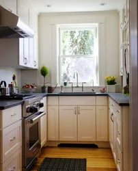 Дизайн кухни с окном и тремя дверьми